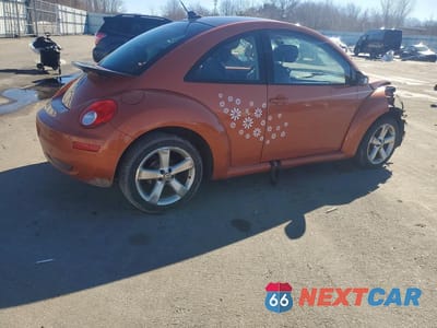 Trzecie zdjęcie samochodu z tyłu: 2010 VOLKSWAGEN NEW BEETLE VIN:3VWPW3AG1AM006993 - miniatura