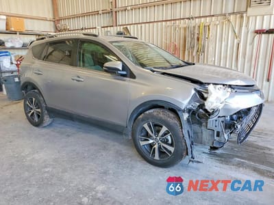 Czwarte zdjęcie samochodu z boku: 2018 TOYOTA RAV4 XLE VIN:JTMWFREV6JD111003 - miniatura