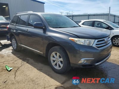 Czwarte zdjęcie samochodu z boku: 2013 TOYOTA HIGHLANDER SE VIN:5TDBK3EH1DS221662 - miniatura