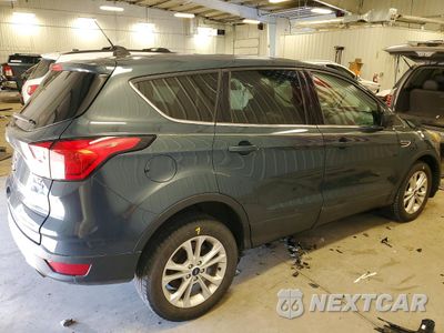 Trzecie zdjęcie samochodu z tyłu: 2019 FORD ESCAPE SE VIN:1FMCU9GD2KUB11476 - miniatura