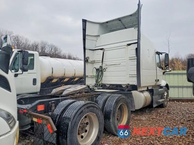 Czwarte zdjęcie samochodu z boku: 2020 VOLVO VNR SEMI TRUCK VIN:4V4WC9EG7LN267336 - miniatura
