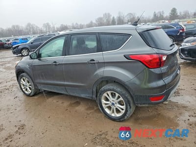 Drugie zdjęcie samochodu z przodu: 2019 FORD ESCAPE SE VIN:1FMCU9GDXKUA43864 - miniatura