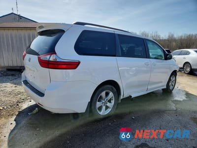 Trzecie zdjęcie samochodu z tyłu: 2018 TOYOTA SIENNA LE 8-PASSENGER VIN:5TDKZ3DC4JS913380 - miniatura