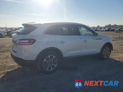 Trzecie zdjęcie samochodu z tyłu: 2019 LINCOLN NAUTILUS SELECT VIN:2LMPJ6K93KBL24815 - miniatura