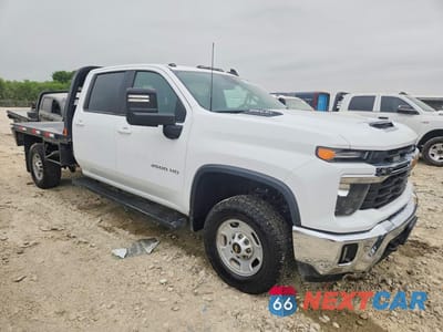 Czwarte zdjęcie samochodu z boku: 2024 CHEVROLET SILVERADO HD FLATBED TRUCK VIN:1GB1YNE72RF221050 - miniatura
