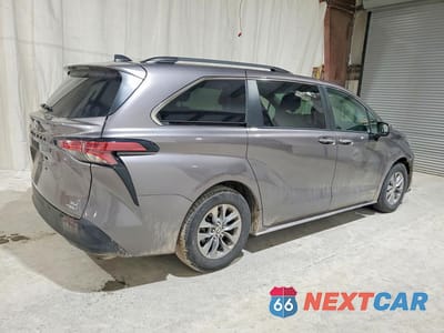 Trzecie zdjęcie samochodu z tyłu: 2021 TOYOTA SIENNA XLE 7-PASSENGER VIN:5TDYSKFC9MS038470 - miniatura