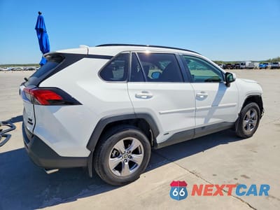 Trzecie zdjęcie samochodu z tyłu: 2022 TOYOTA RAV4 HYBRID XLE VIN:JTMRWRFVXND153031 - miniatura