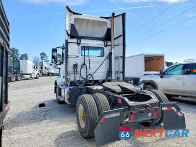 Trzecie zdjęcie samochodu z tyłu: 2017 VOLVO VNL SEMI TRUCK VIN:4V4N39TG7HN988102 - miniatura