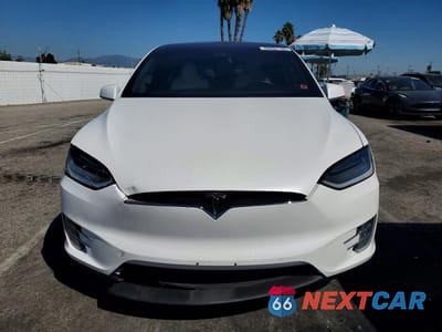 Piąte zdjęcie samochodu w środku: 2020 TESLA MODEL X VIN:5YJXCBE20LF231403 - miniatura