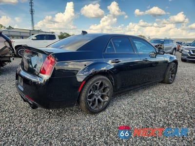 Trzecie zdjęcie samochodu z tyłu: 2019 CHRYSLER 300 S VIN:2C3CCABT3KH518186 - miniatura
