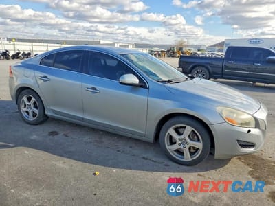 Czwarte zdjęcie samochodu z boku: 2013 VOLVO S60 T5 VIN:YV1612FS4D2230589 - miniatura