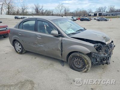 Czwarte zdjęcie samochodu z boku: 2010 KIA RIO LX VIN:KNADH4A37A6677813 - miniatura