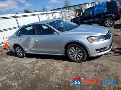 Czwarte zdjęcie samochodu z boku: 2012 VOLKSWAGEN PASSAT S VIN:1VWAP7A3XCC081137 - miniatura