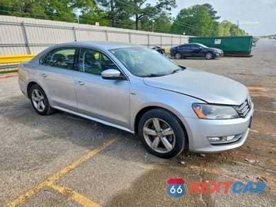 Czwarte zdjęcie samochodu z boku: 2015 VOLKSWAGEN PASSAT S VIN:1VWAS7A36FC095331 - miniatura