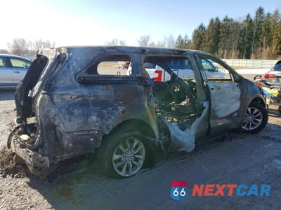 Trzecie zdjęcie samochodu z tyłu: 2021 TOYOTA SIENNA LE 8-PASSENGER VIN:5TDKSKFC4MS003583 - miniatura