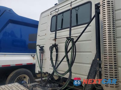 Zdjęcie 6 z 10 samochodu: 2019 VOLVO VNR SEMI TRUCK VIN:4V4W19DF2KN217893 - miniatura