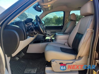 Zdjęcie 7 z 12 samochodu: 2011 CHEVROLET SILVERADO K1500 LT VIN:3GCPKSE35BG259010 - miniatura