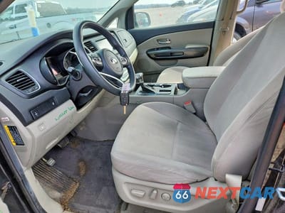 Zdjęcie 7 z 14 samochodu: 2020 KIA SEDONA LX VIN:KNDMB5C10L6609605 - miniatura