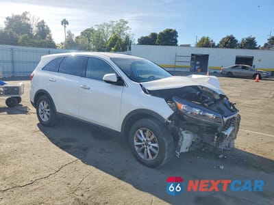 Czwarte zdjęcie samochodu z boku: 2020 KIA SORENTO LX V6 VIN:5XYPG4A51LG670022 - miniatura