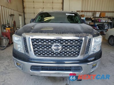 Piąte zdjęcie samochodu w środku: 2017 NISSAN TITAN XD SV VIN:1N6BA1F32HN533301 - miniatura