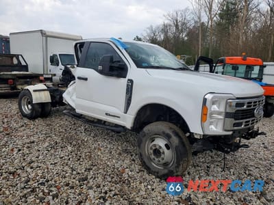 Czwarte zdjęcie samochodu z boku: 2023 FORD F350 SUPER DUTY VIN:1FD8X3HT7PED62091 - miniatura