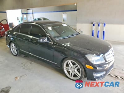 Czwarte zdjęcie samochodu z boku: 2013 MERCEDES-BENZ C 300 4MATIC VIN:WDDGF8AB1DR259129 - miniatura