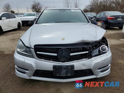 Piąte zdjęcie samochodu w środku: 2013 MERCEDES-BENZ C300W 4MATIC 4DR VIN:WDDGF8AB6DA797677 - miniatura