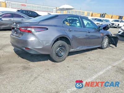 Trzecie zdjęcie samochodu z tyłu: 2023 TOYOTA CAMRY HYBRID LE VIN:4T1C31AK7PU605660 - miniatura