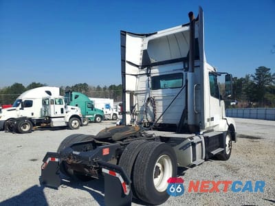 Czwarte zdjęcie samochodu z boku: 2017 VOLVO VNL SEMI TRUCK VIN:4V4N39TG7HN988035 - miniatura