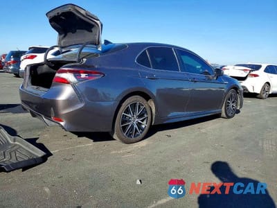 Trzecie zdjęcie samochodu z tyłu: 2021 TOYOTA CAMRY HYBRID SE VIN:4T1G31AK9MU553008 - miniatura