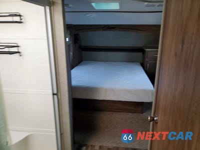 Piąte zdjęcie samochodu w środku: 2017 KEYSTONE COUGAR CAMPER VIN:4YDF26R20HV501655 - miniatura