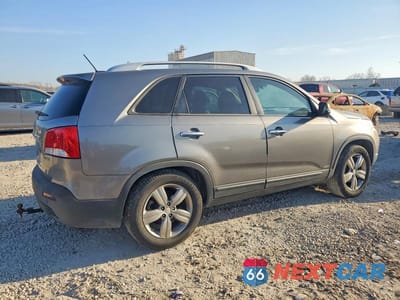 Trzecie zdjęcie samochodu z tyłu: 2013 KIA SORENTO EX VIN:5XYKUDA2XDG396085 - miniatura