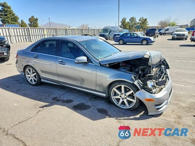Czwarte zdjęcie samochodu z boku: 2013 MERCEDES-BENZ C 250 VIN:WDDGF4HBXDR264389 - miniatura