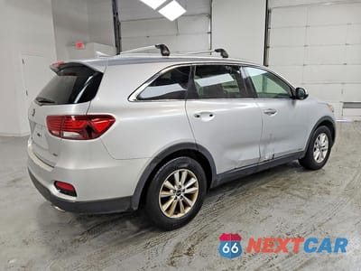 Trzecie zdjęcie samochodu z tyłu: 2019 KIA SORENTO LX VIN:5XYPGDA30KG592345 - miniatura