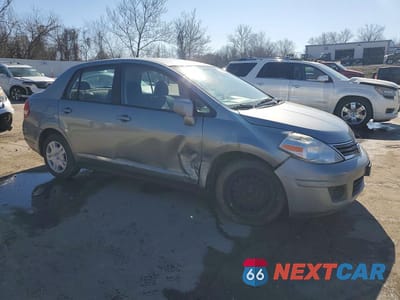 Czwarte zdjęcie samochodu z boku: 2011 NISSAN VERSA 1.8 S VIN:3N1BC1APXBL409861 - miniatura