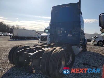 Czwarte zdjęcie samochodu z boku: 2023 INTERNATIONAL LT625 - SEMI TRUCK VIN:3HSDZAPR0PN181661 - miniatura
