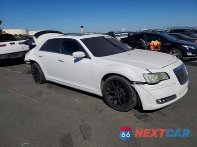 Czwarte zdjęcie samochodu z boku: 2013 CHRYSLER 300 S VIN:2C3CCABT6DH644464 - miniatura