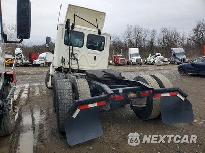 Trzecie zdjęcie samochodu z tyłu: 2019 FREIGHTLINER CASCADIA 125 SEMI TRUCK VIN:3AKJGEDV9KSKR9943 - miniatura