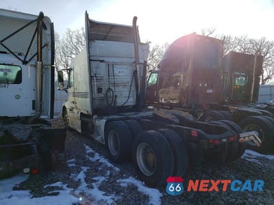Trzecie zdjęcie samochodu z tyłu: 2021 VOLVO VNR SEMI TRUCK VIN:4V4WC9EH6MN600040 - miniatura