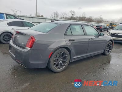Trzecie zdjęcie samochodu z tyłu: 2019 CHRYSLER 300 S VIN:2C3CCABGXKH635105 - miniatura