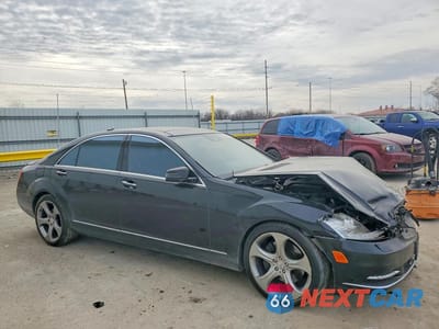 Czwarte zdjęcie samochodu z boku: 2013 MERCEDES-BENZ S 550 4MATIC VIN:WDDNG9EB6DA535436 - miniatura