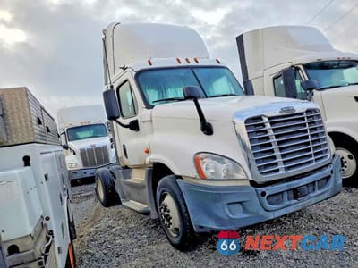 Zdjęcie 9 z 10 samochodu: 2016 FREIGHTLINER CASCADIA 125 SEMI TRUCK VIN:1FUBGEDV3GLHC5616 - miniatura