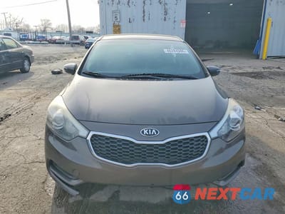 Piąte zdjęcie samochodu w środku: 2014 KIA FORTE LX VIN:KNAFX4A6XE5088336 - miniatura