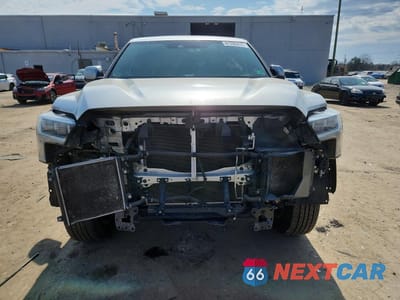 Piąte zdjęcie samochodu w środku: 2022 TOYOTA TUNDRA PLATINUM VIN:5TFNA5DB9NX022332 - miniatura