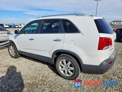 Drugie zdjęcie samochodu z przodu: 2013 KIA SORENTO LX VIN:5XYKTDA62DG331396 - miniatura
