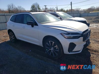 Czwarte zdjęcie samochodu z boku: 2024 VOLVO XC60 PLUS VIN:YV4L12RL7R1840784 - miniatura