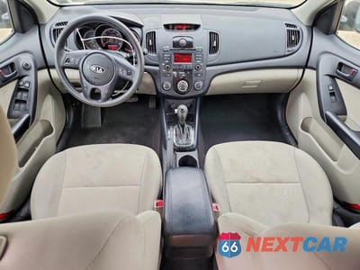 Zdjęcie 8 z 12 samochodu: 2012 KIA FORTE EX VIN:KNAFU4A2XC5474435 - miniatura