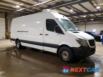 Czwarte zdjęcie samochodu z boku: 2015 MERCEDES BENZ SPRINTER 2500 REFRIGERATED DELIVERY VAN VIN:WD3PE8CC4F5960447 - miniatura