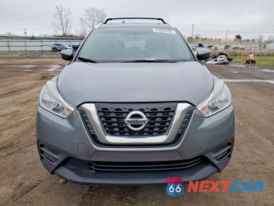 Piąte zdjęcie samochodu w środku: 2019 NISSAN KICKS SV VIN:3N1CP5CU3KL549706 - miniatura
