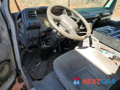 Zdjęcie 8 z 13 samochodu: 2006 ISUZU NPR SWEEPER TRUCK VIN:JALB4B16567024014 - miniatura